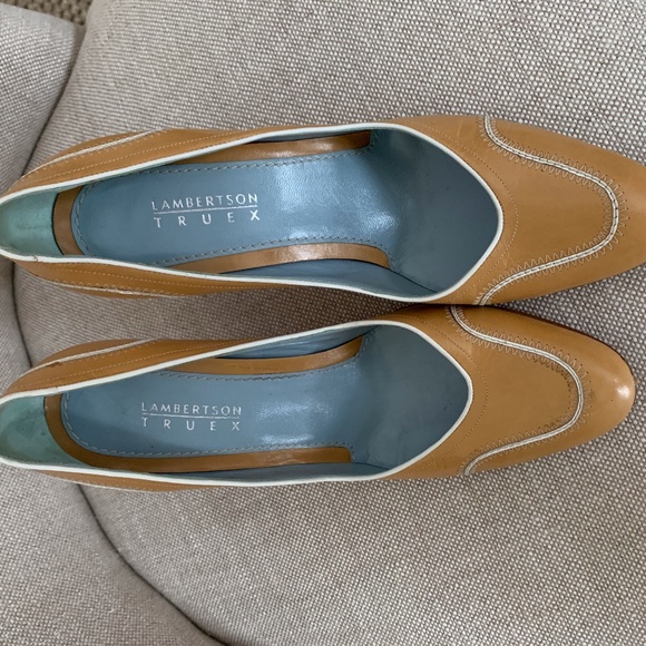 LAMBERTSON TRUEX CAMEL WHITE PUMPS size 38 / 7.5 - Picture 2 of 3
